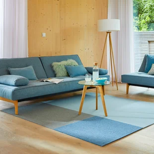 Teppich im Wohnzimmer - Ein blau gemusterter Teppich liegt im Wohnzimmer.